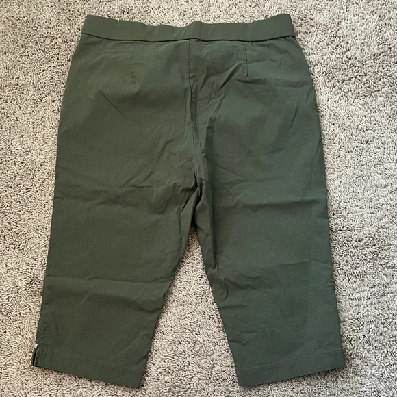 Christopher & Banks Forest Green Women's Bermudas - Picture 3 of 3